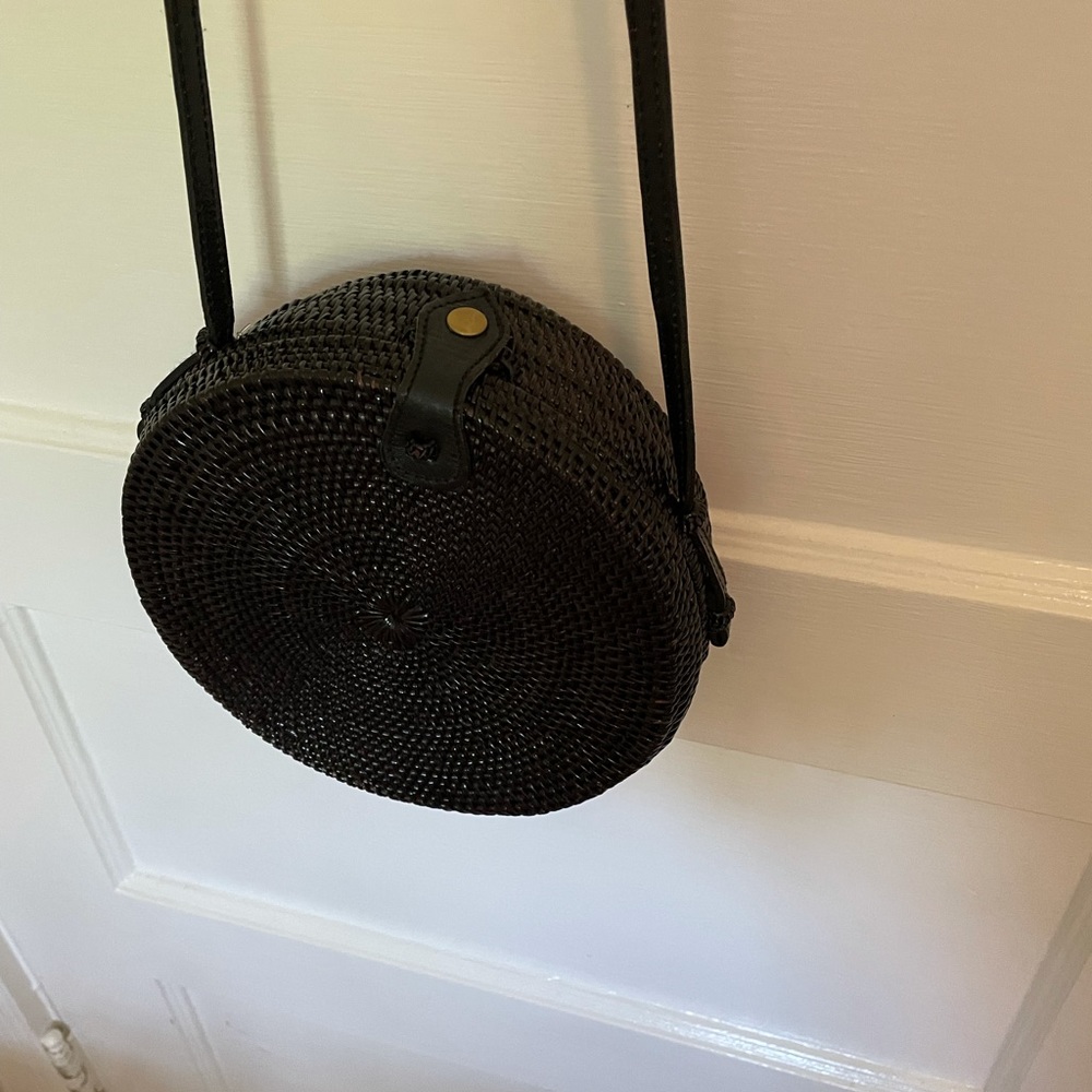 Black straw circle bag